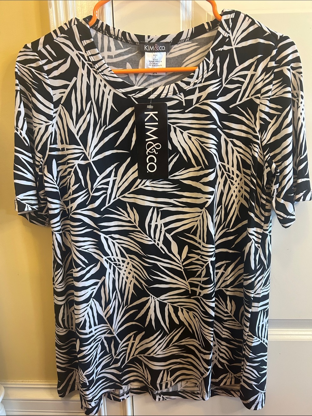 Black and White Leaf-Print Short Sleeve Tee